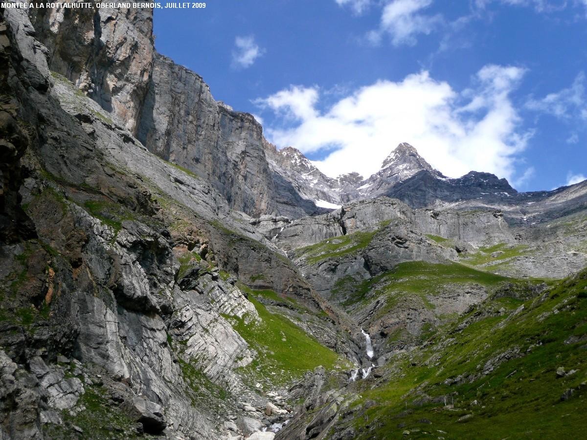 Dans la montée à la Rottlahütte, au fond l'arête du Rottal à la Jungfrau