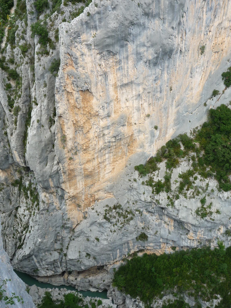 Verdon , le pilier des mains dans le sel vue de l'arche : ça donne envie d'y retourner