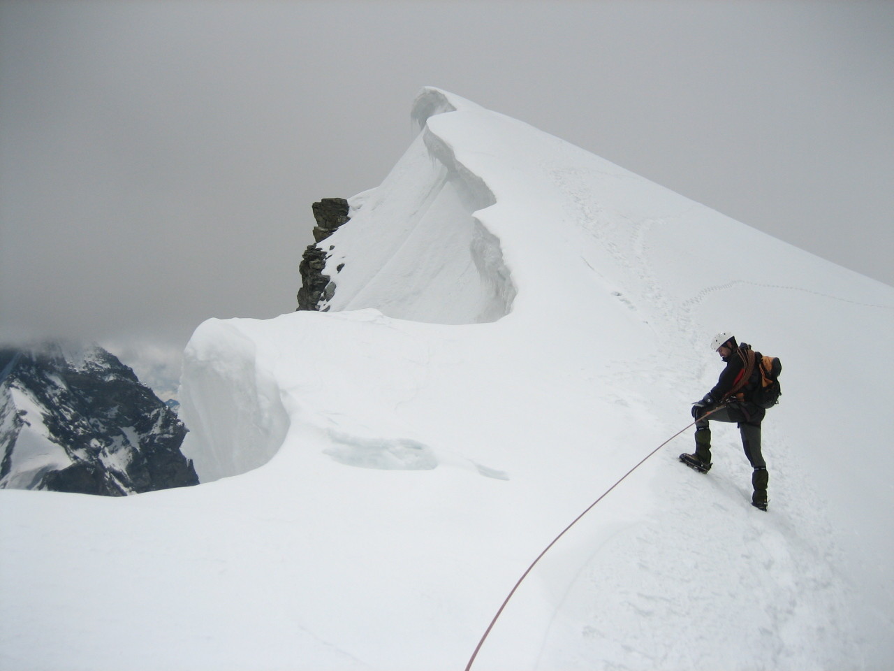Dans les pentes de neige au début de l'arête