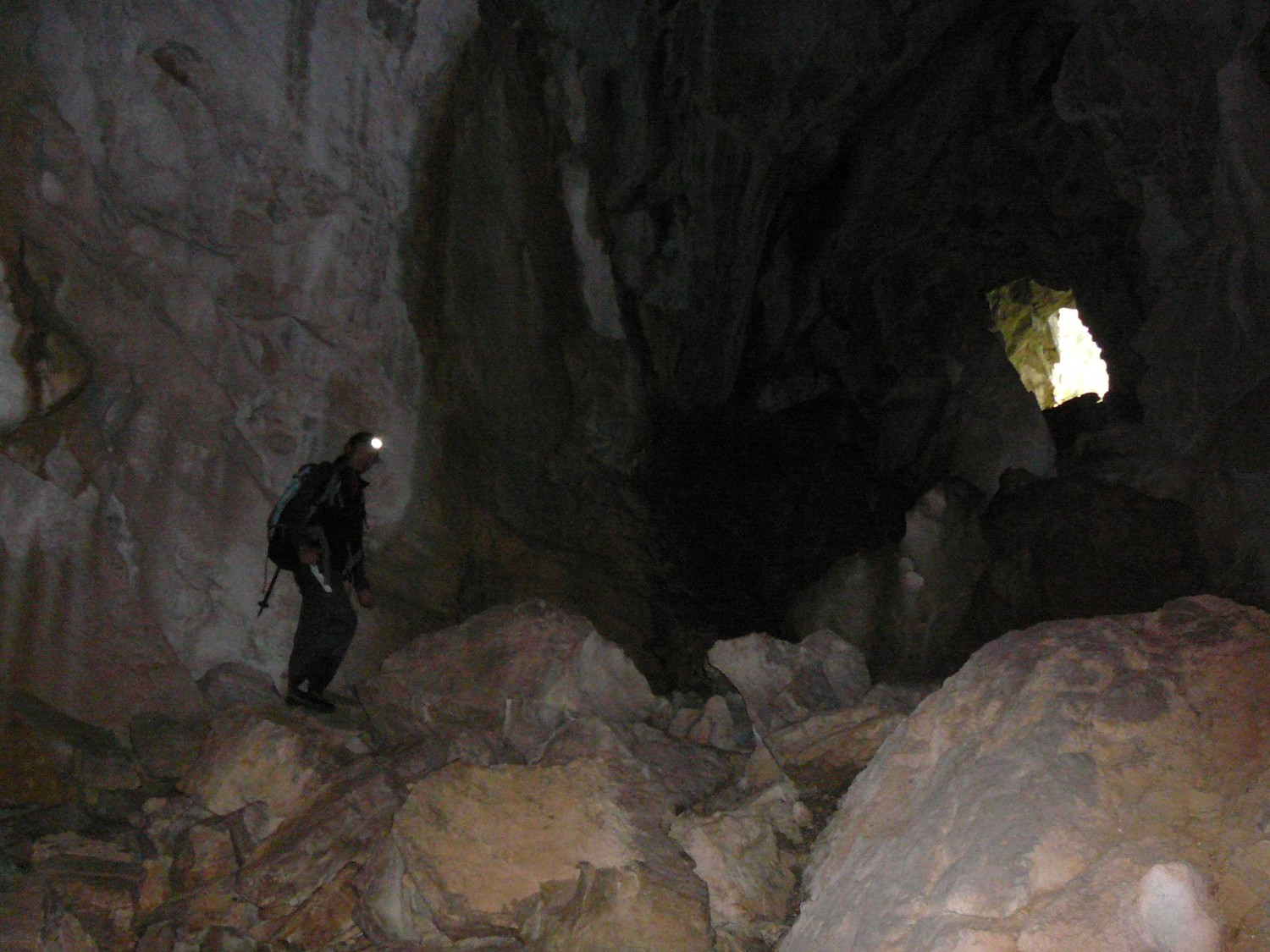 Trou de la Chapelle qui forme un tunnel à travers la montagne