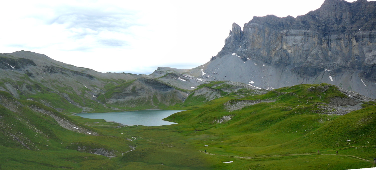 Lac d'Anterne dominé par les Rochers des Fiz