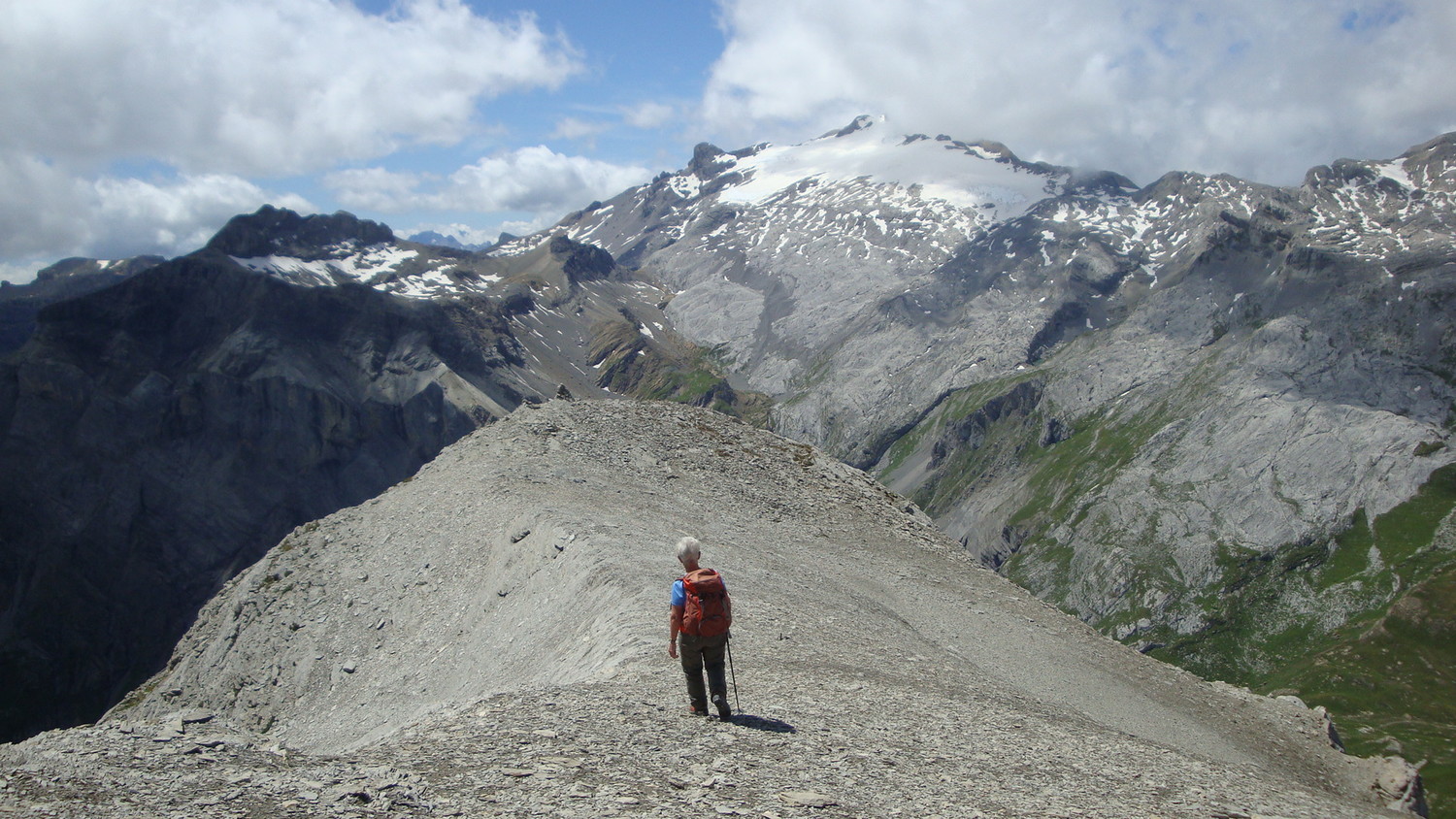 Arrivée au sommet..au fond le Pucel et Wildhorn