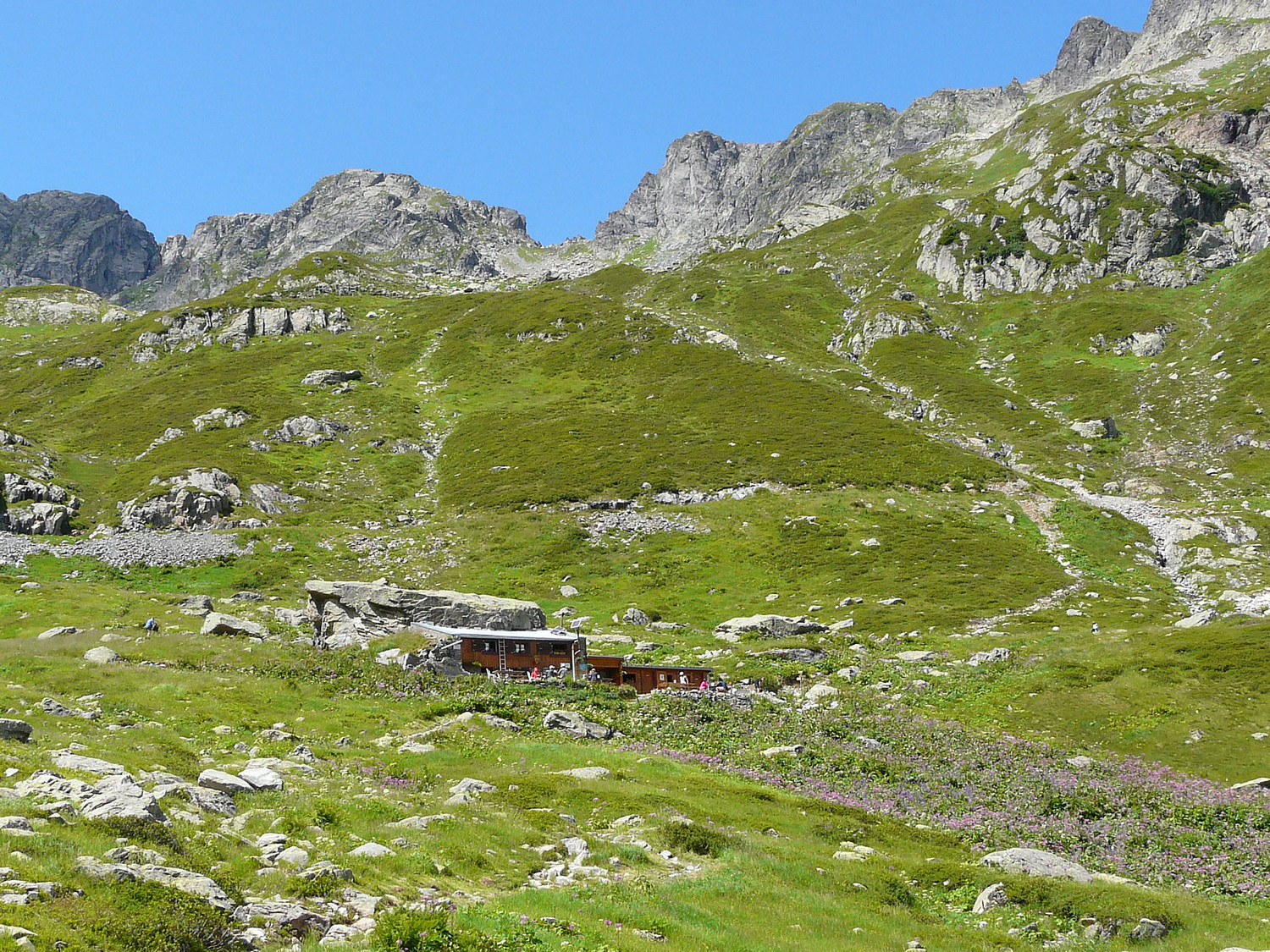 refuge de la Pierre à Bérard en juillet