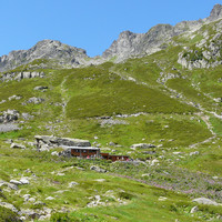 refuge de la Pierre à Bérard en juillet