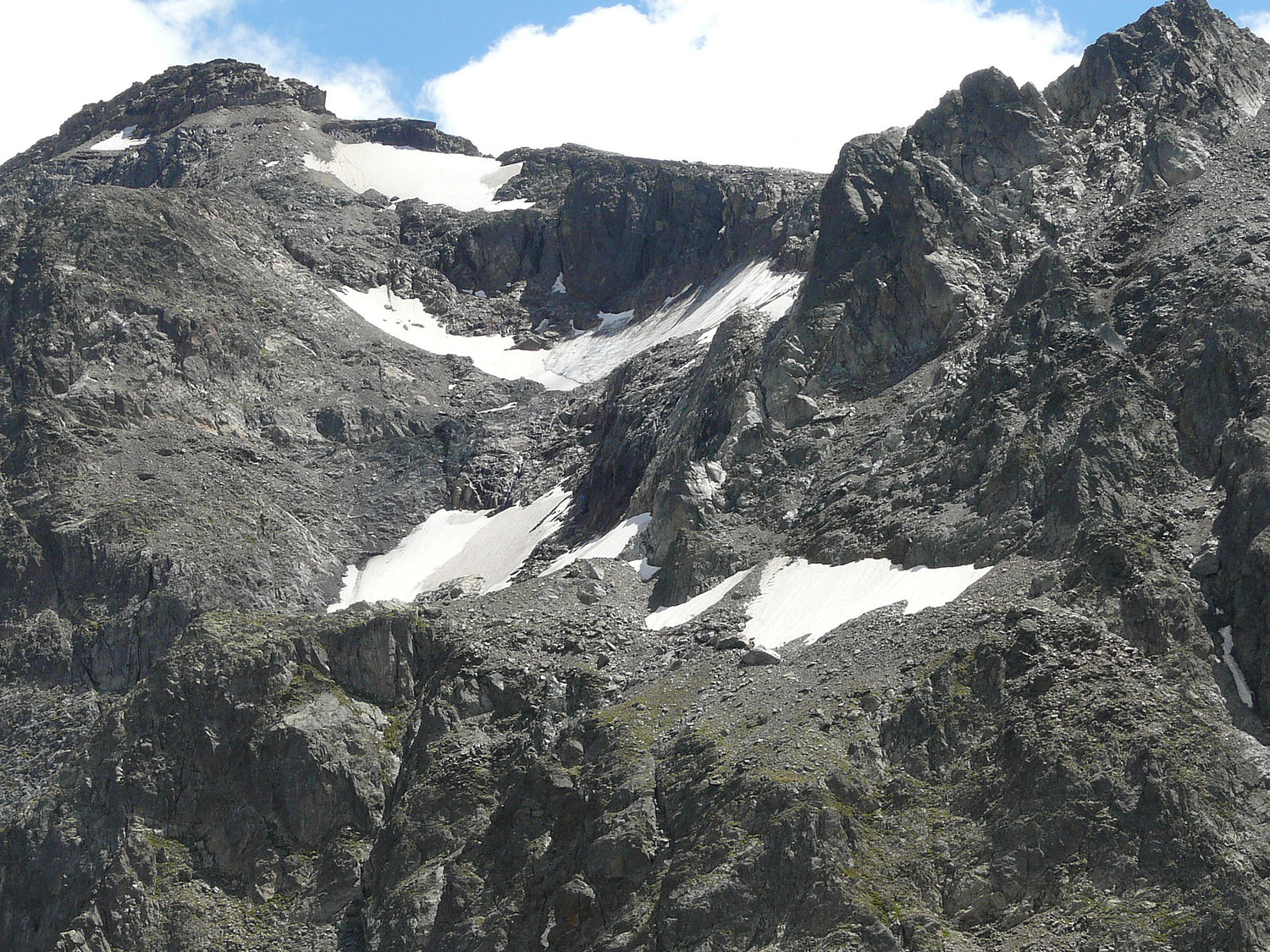 Gros plan sur ce qui reste du Glacier du Mort au départ du Belvédère