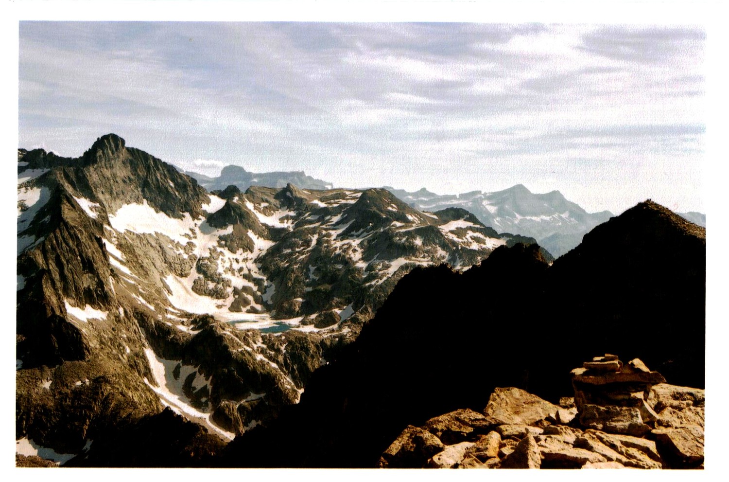 le cairn du sommet, avec le Pic Long et les sommets de Gavarnie en arrière-plan