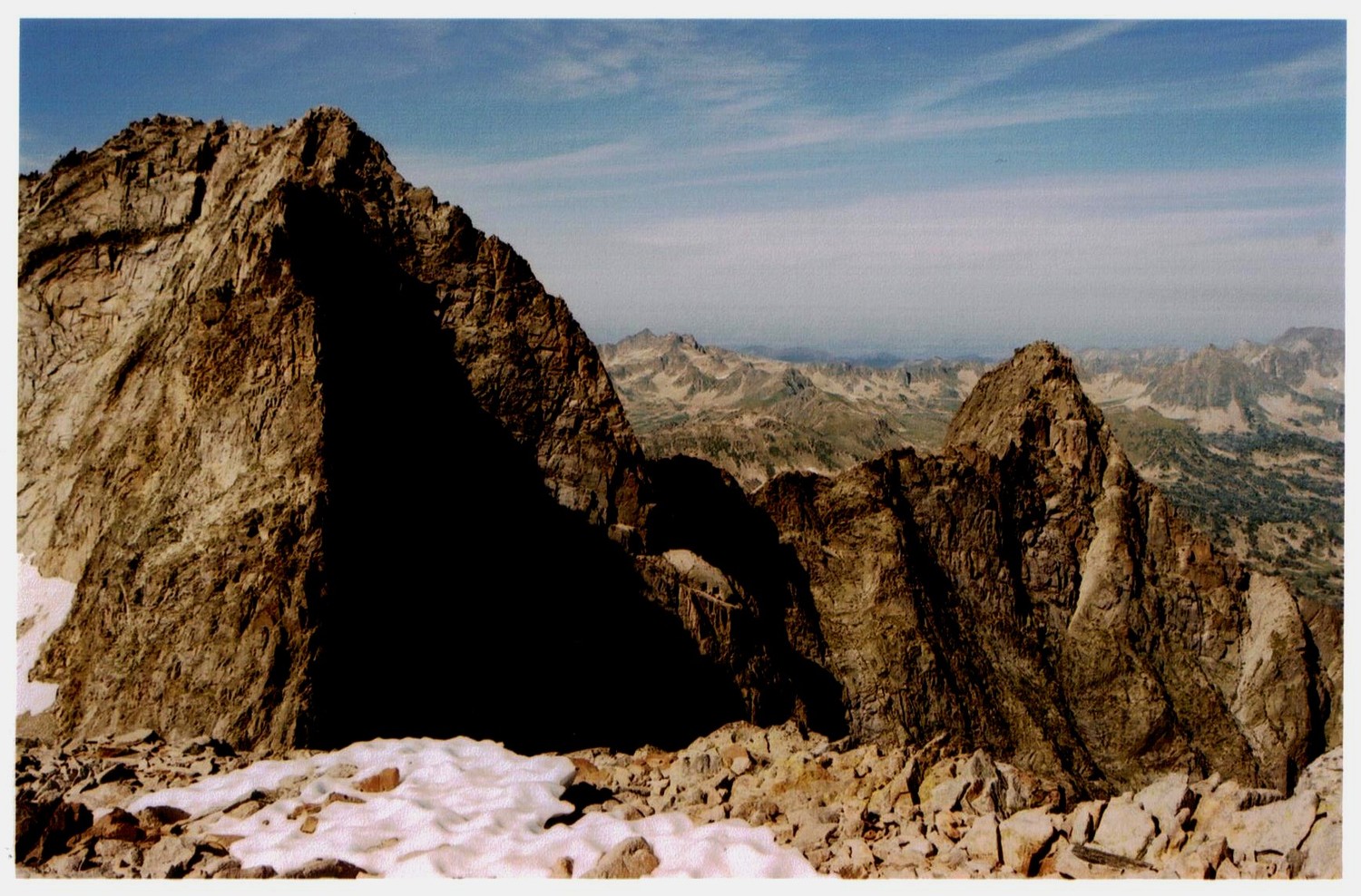 Le Néouvielle et le Ramougn, vus du sommet (entre l'ombre et la lumière, l'arête des Trois Conseillers)
