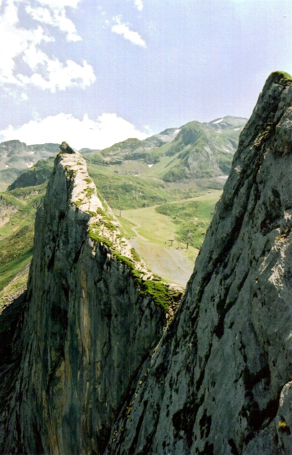 L'arête du Pène Sarrière, vue sur la face Est