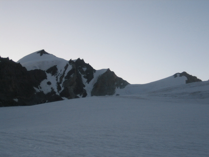 Vue sur l'arête. Nous avons commencé par le pan de neige