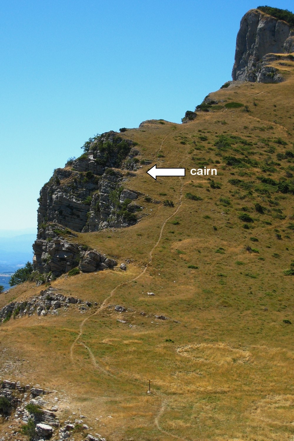 Cairn marquant le début de la vire d'accès aux GV de Roche Rousse