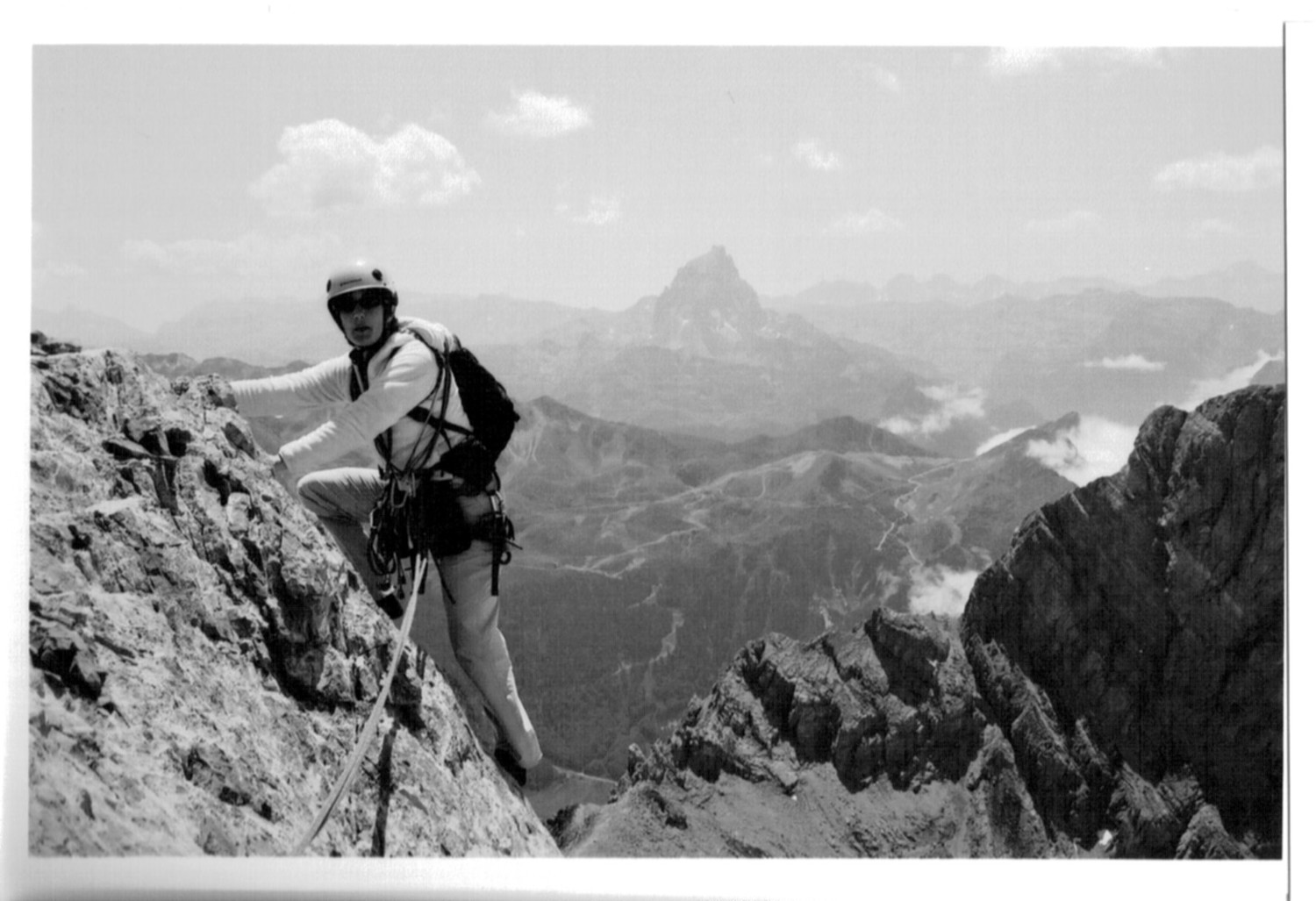 dernière longueur, sur fond de Pic du midi d'Ossau