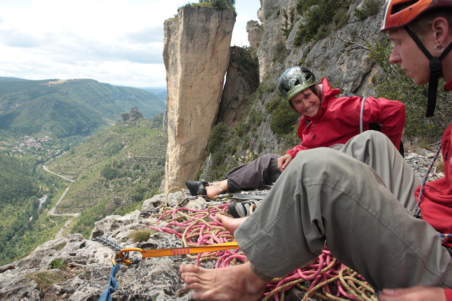 Sur la plateforme sommitale du bitard, vue sur la roche décolée et le rosier