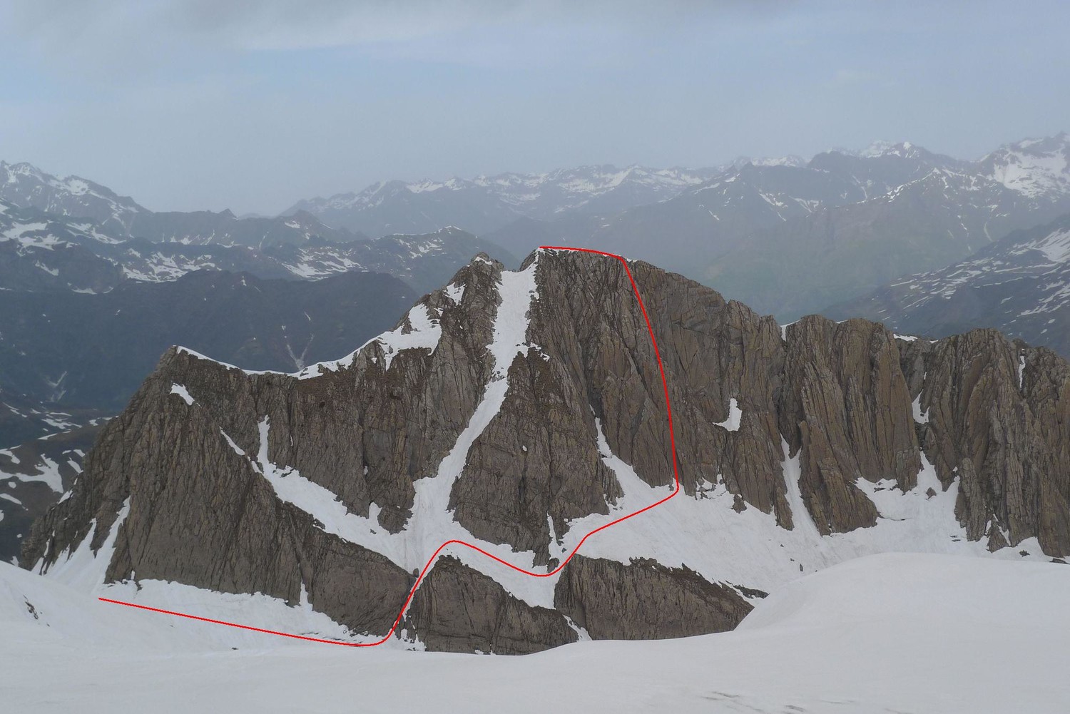 Sarradets, Itinéraire de la face sud directe en rouge (photo prise fin mai 2009, le couloir de redescente sous le sommet était alors enneigé)