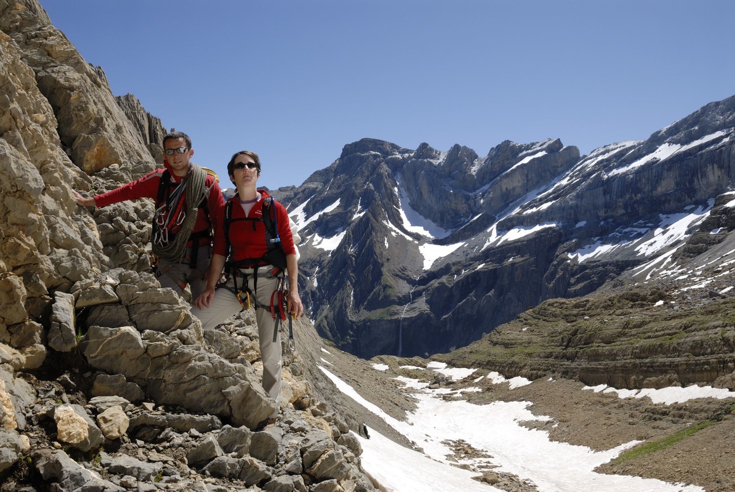 Katell et moi au pied de la voie d'approche (le Marboré avec l'arête Passet en arrière-plan)
