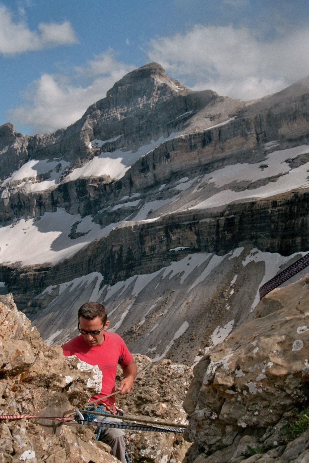 ... et on vient établir un relais dans les derniers rochers sur l'arête (avec le Casque du Marboré en arrière-plan)