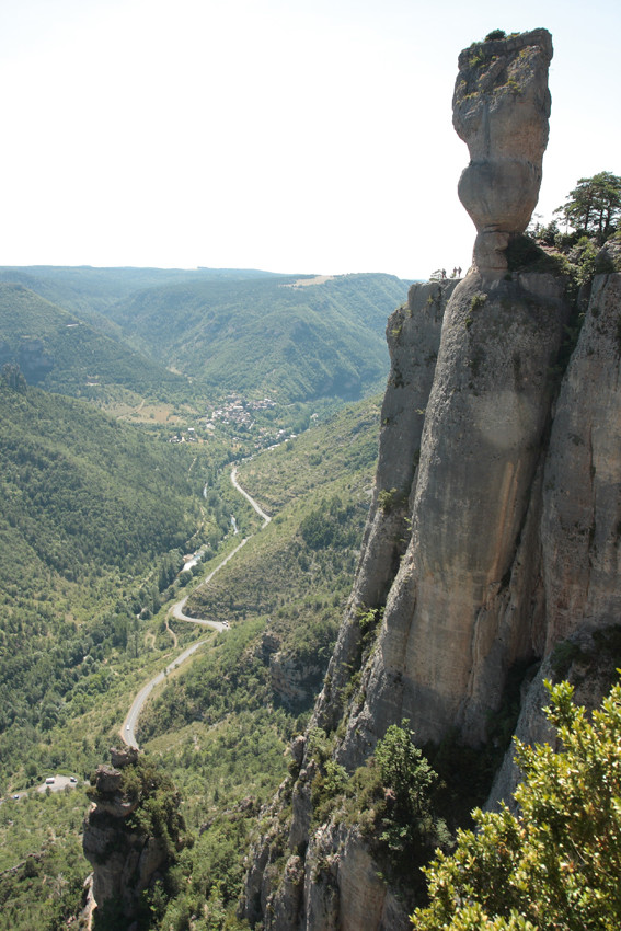 Le vase de sèvres qui surplombe la voie, depuis le départ du rappel