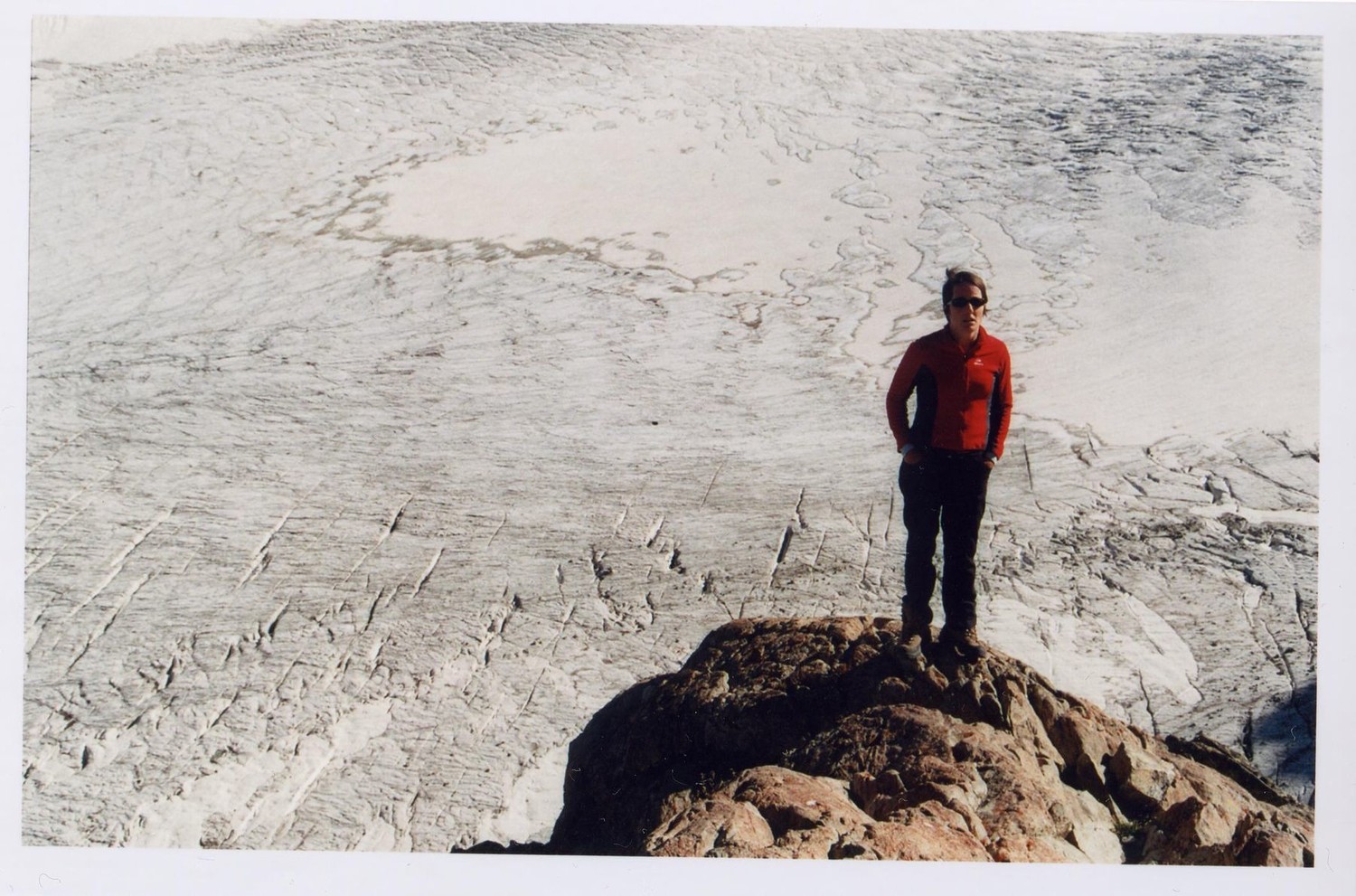 K. devant le glacier