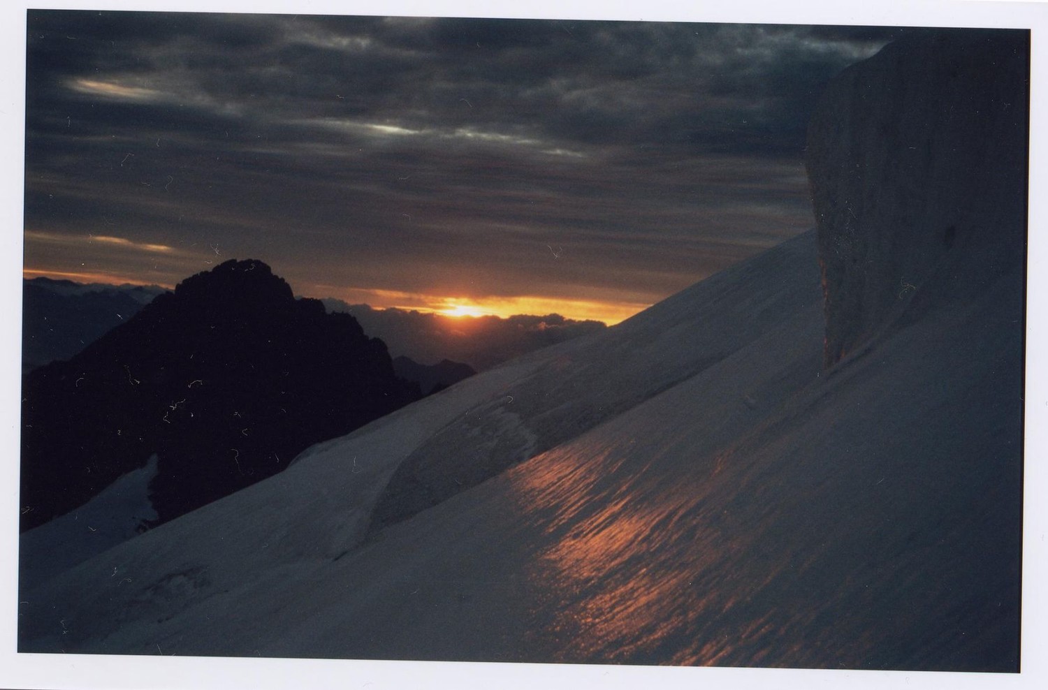 La glace vive reflète les premiers rayons de soleil