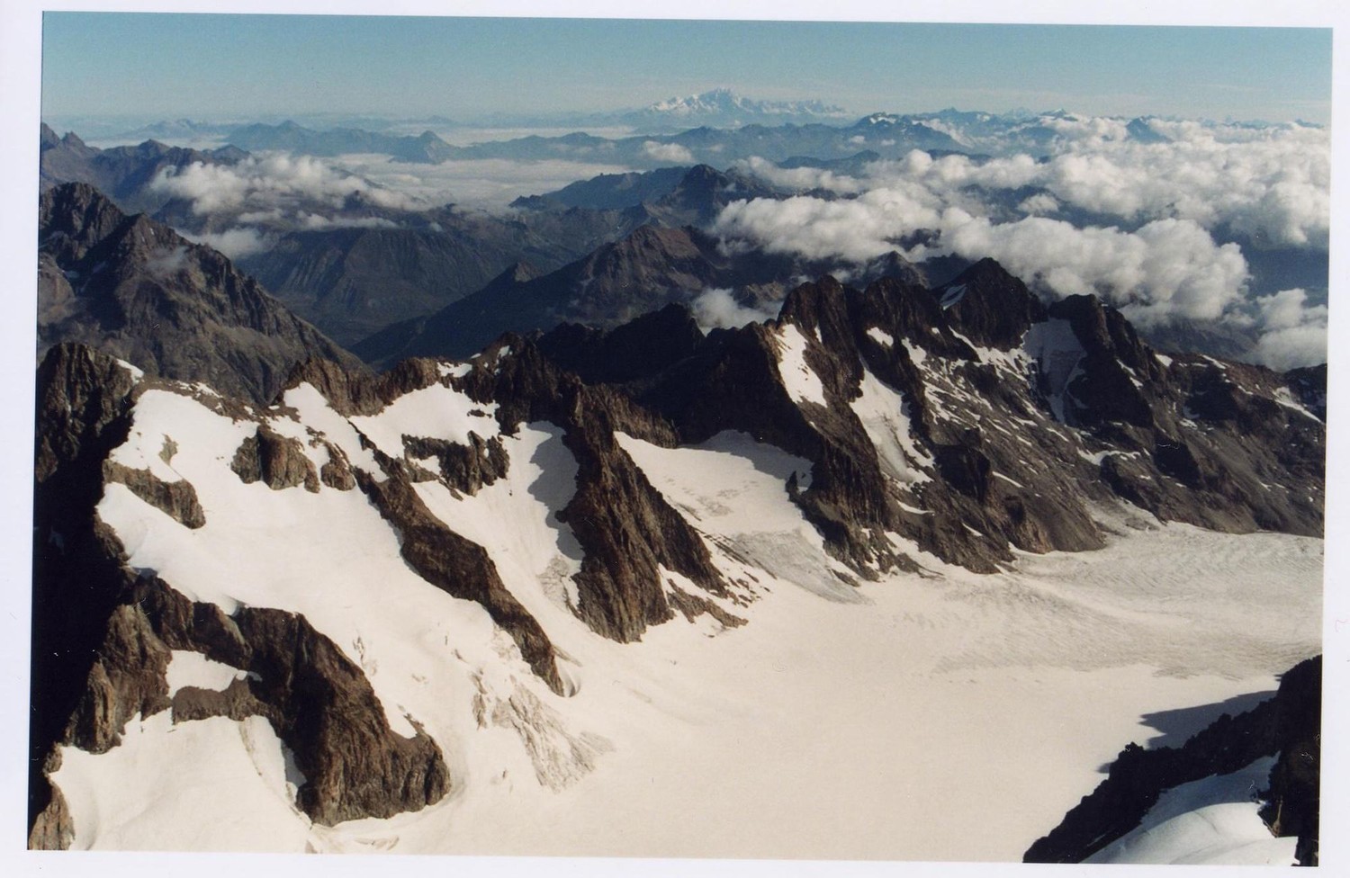 Vue sur le glacier blanc, le Mont-Blanc en toile de fond et le Cervin en tout petit