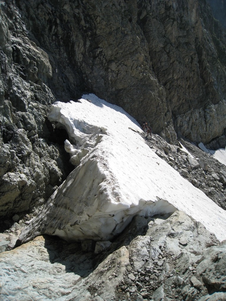 Petit névé sous la vire d'accès à la brèche...