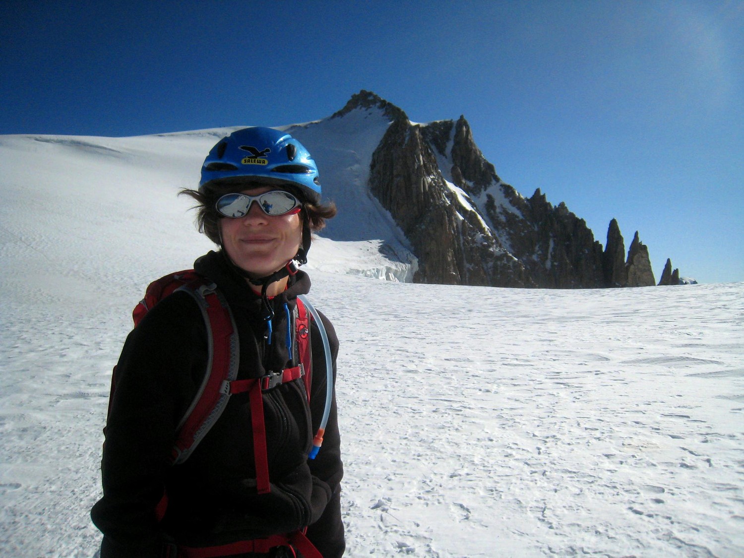 Anne au col Maudit, devant le Tacul et les aiguilles du Diable