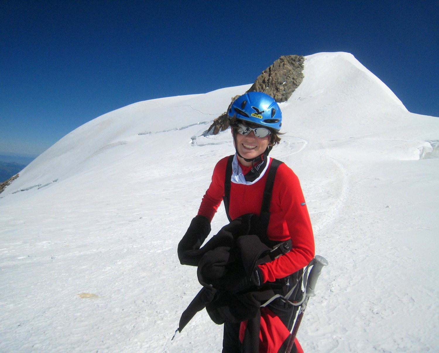 Anne au col de la Brenva, devant le Maudit.