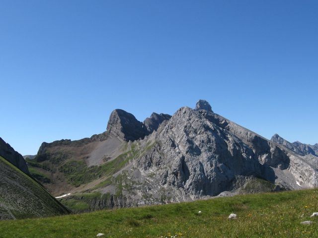 Trou de la Pierre du Mt Blanc et Combe des Nants (bien connus en hiver..)