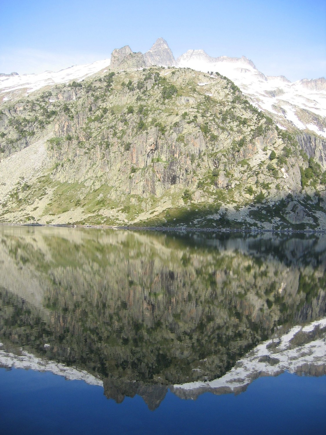 Le Ramoun (qui semble le plus haut) et le Néouvielle se reflètent dans le lac d'Aubert
