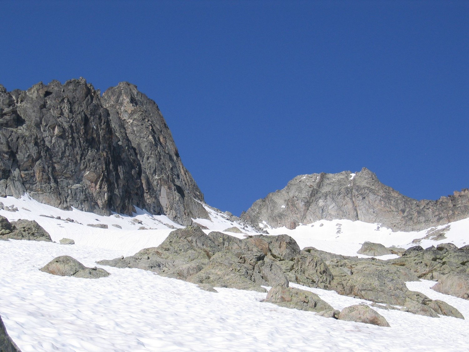Eperon Nord du Ramoun à gauche, Néouvielle à droite