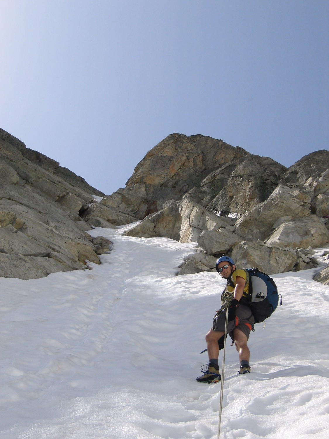 Le couloir de neige pour atteindre l'arête