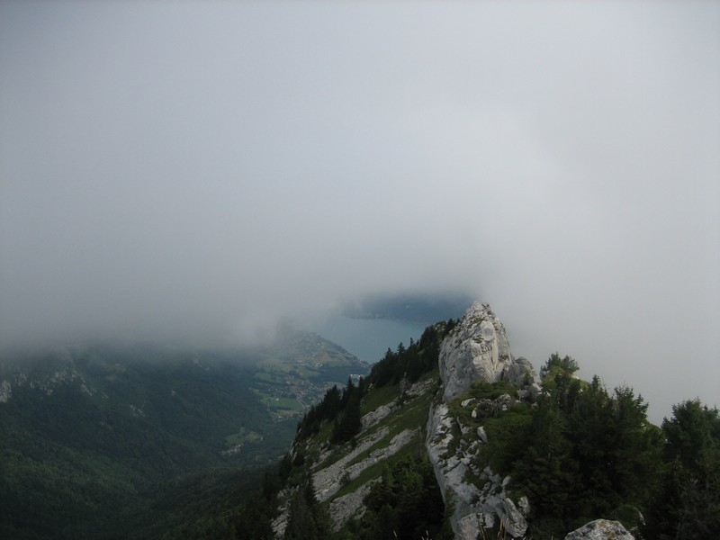 Sommet pointe Banc-Plat dans les nuages