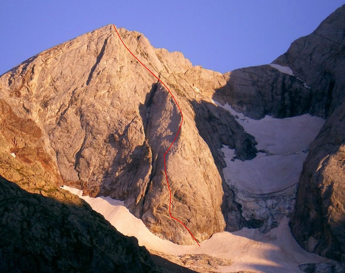 Face Nord du Petit Vignemale, avec son éperon N et ses séracs (tracé de l'itinéraire en rouge, d'après mes souvenirs)