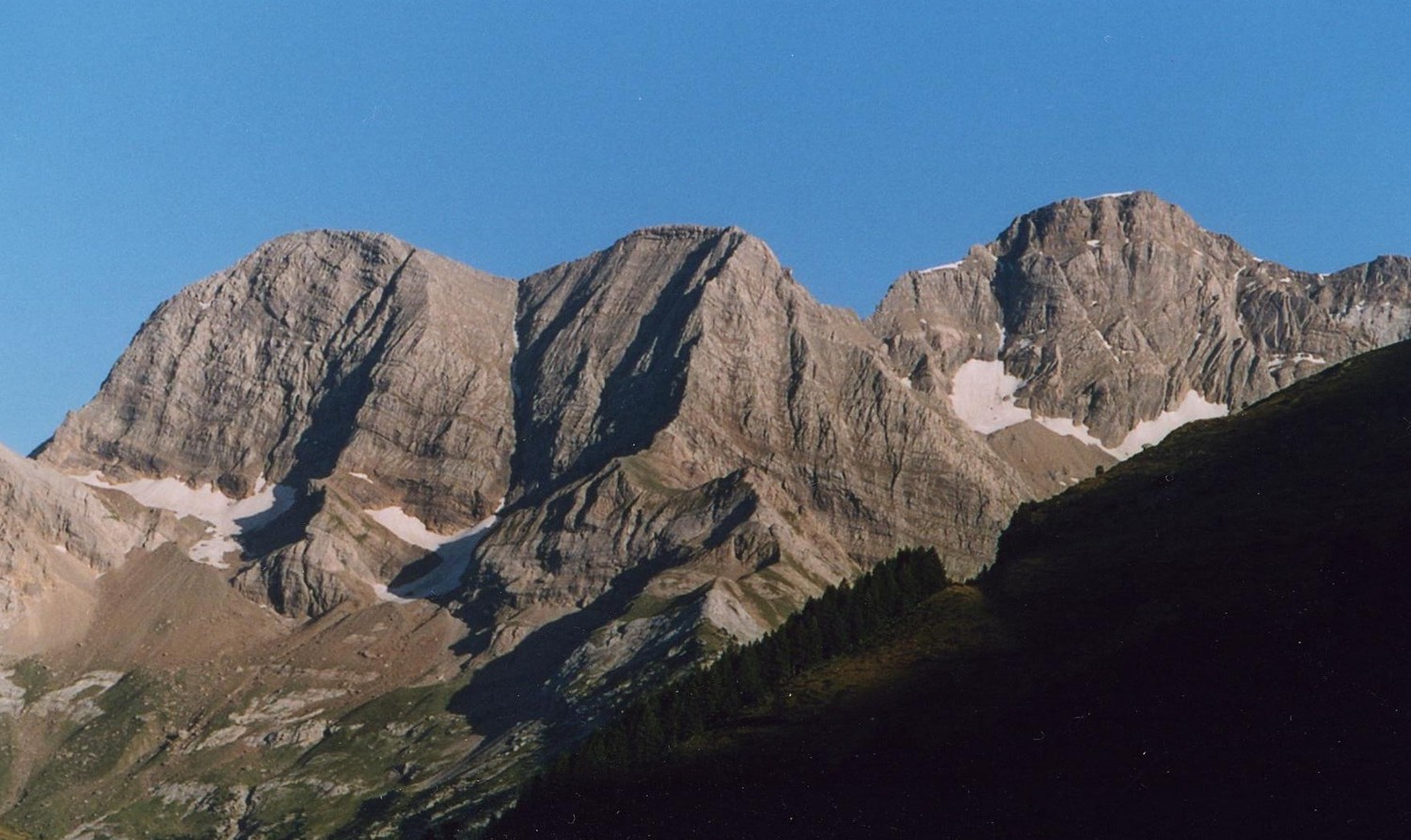 Grand Astazou, Petit Astazou, Marboré (arête NW du petit Astazou entre l'ombre et la lumière)