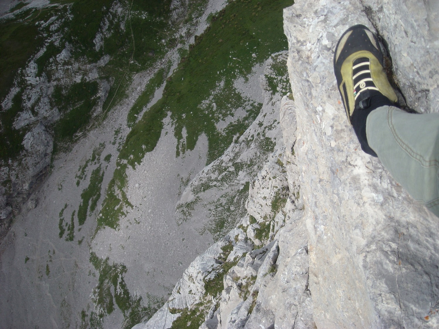 Le vide se creuse ; au relais de la longueur côtée 6a+ (très jolie)