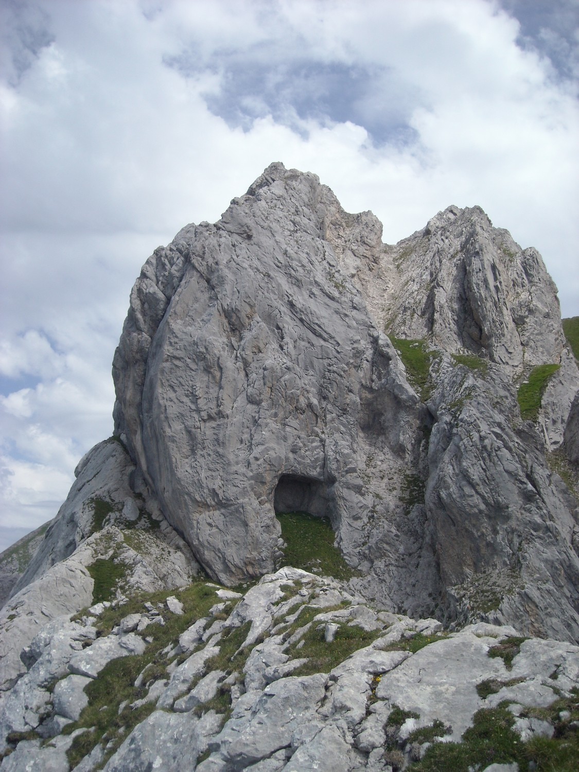 Le ressaut terminal et le début de l'arête menant au sommet