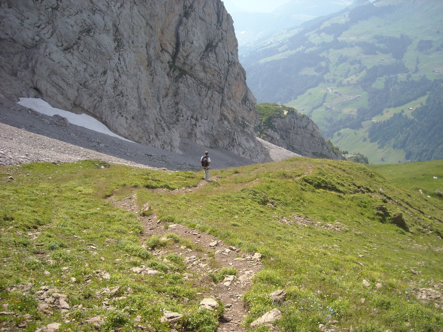 Le retour à pied après les rappels ; versant Charvet