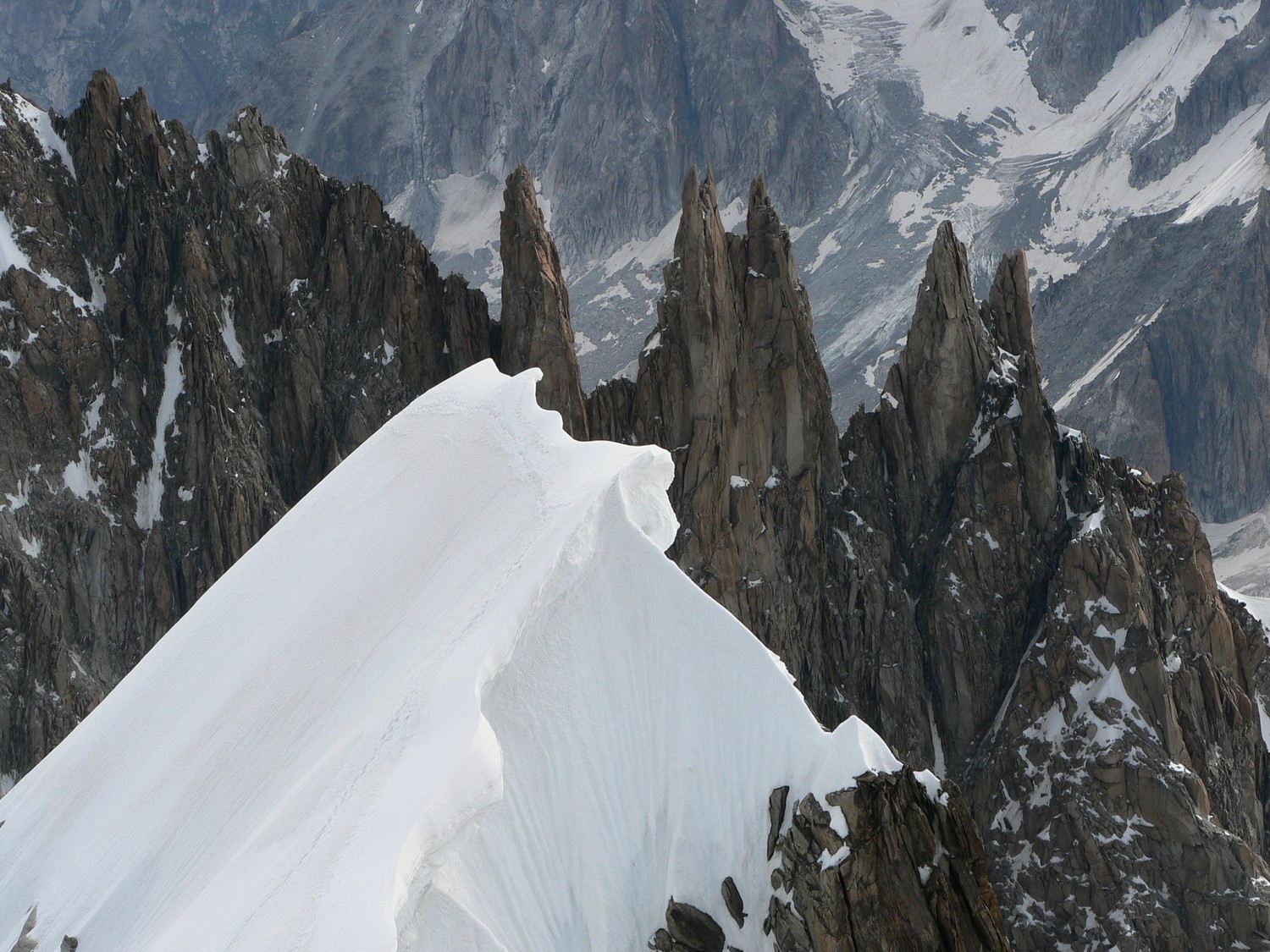 La sortie de la Kuffner en face nord du Maudit. Les aiguilles du Diable au second plan.