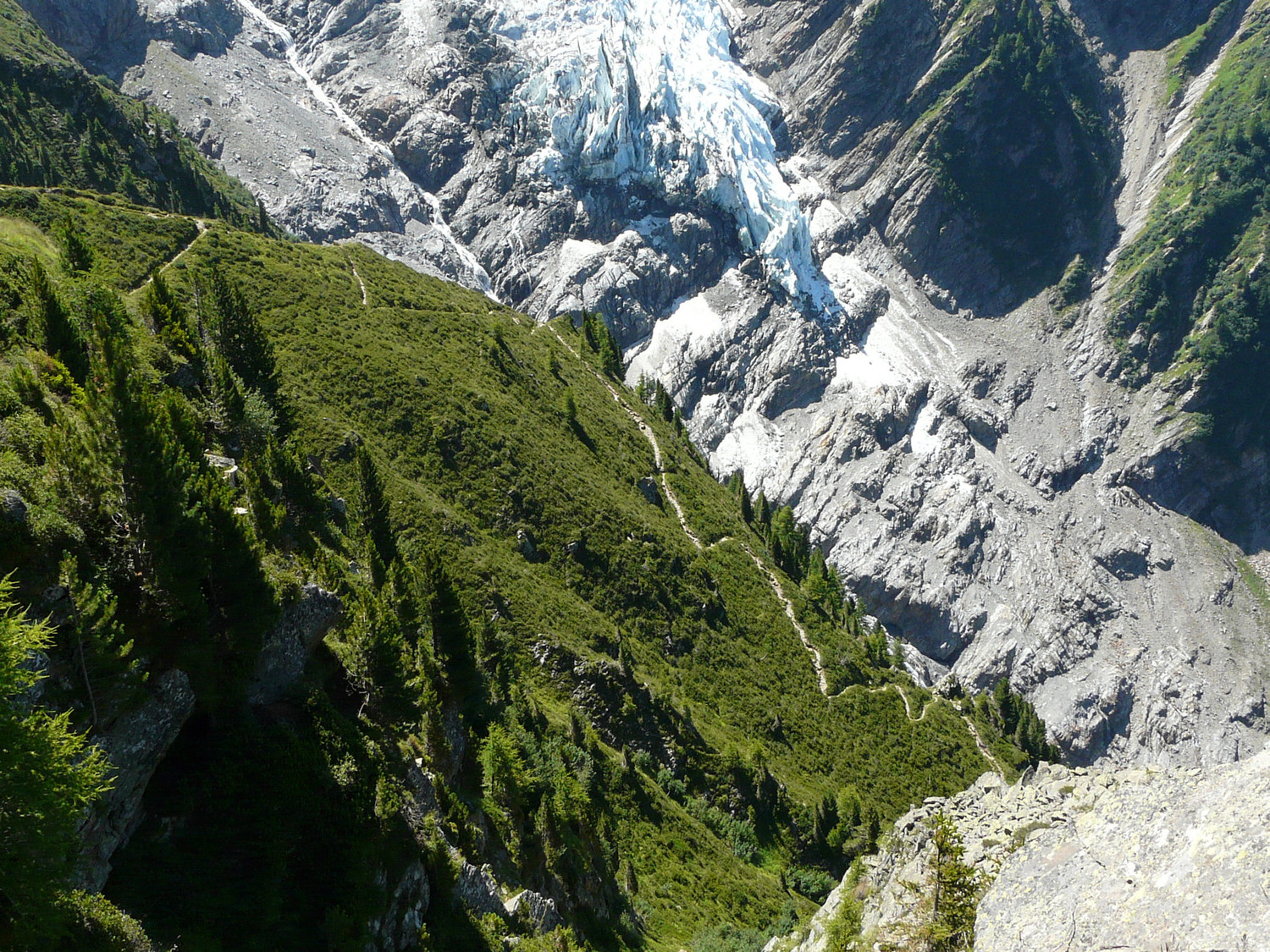le sentier de la Jonction par la moraine de Taconnaz