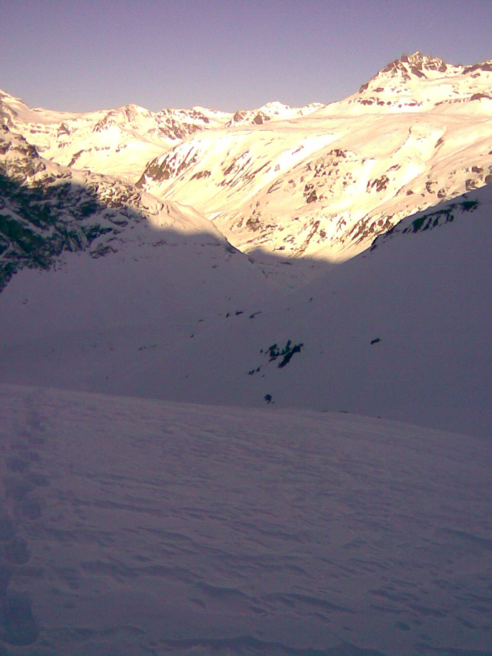 le vallon de la recullaz encore dans l'ombre