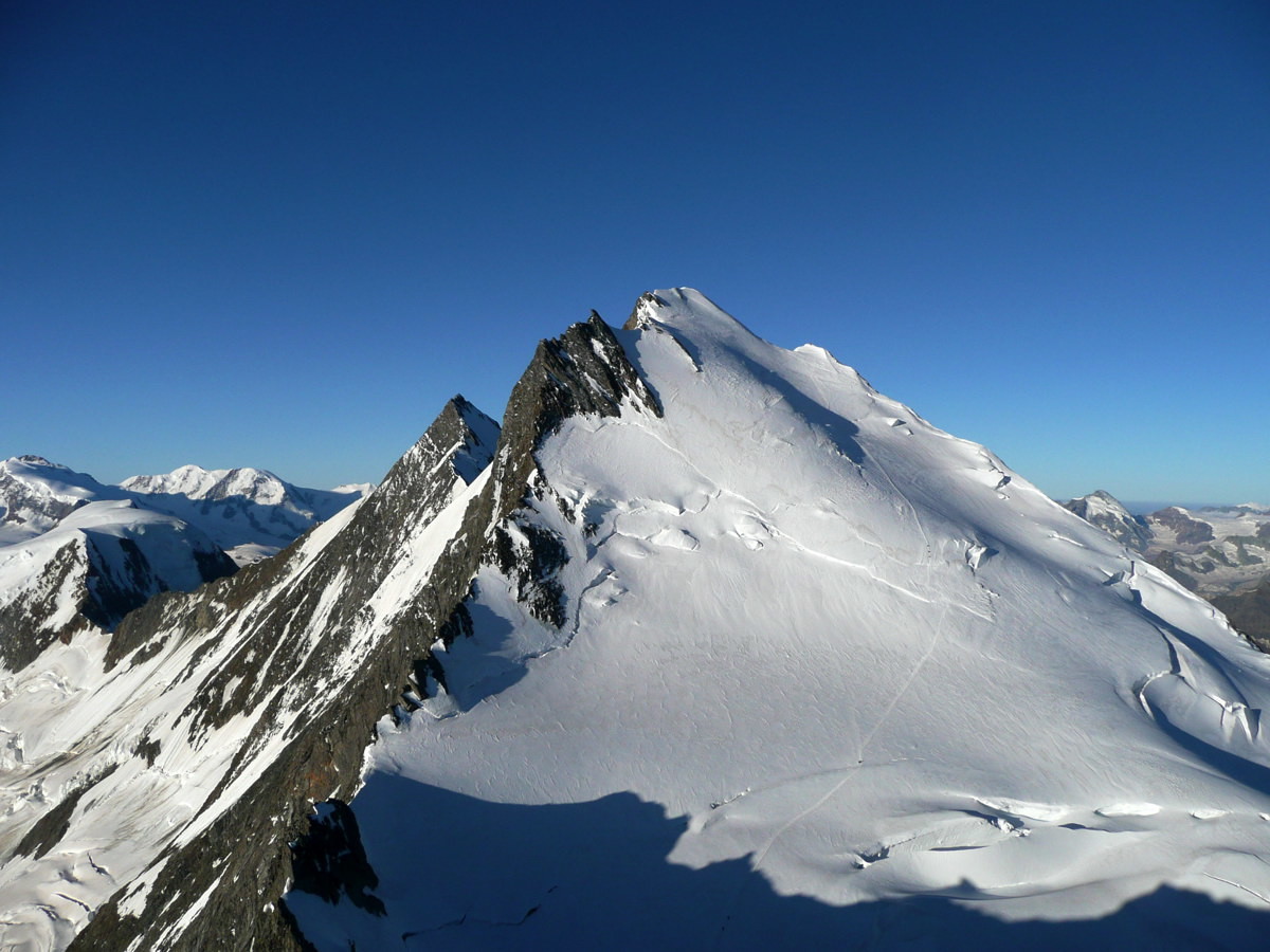 Dom des Mischabel (4545m), voie normale vue de la Lenzspitze