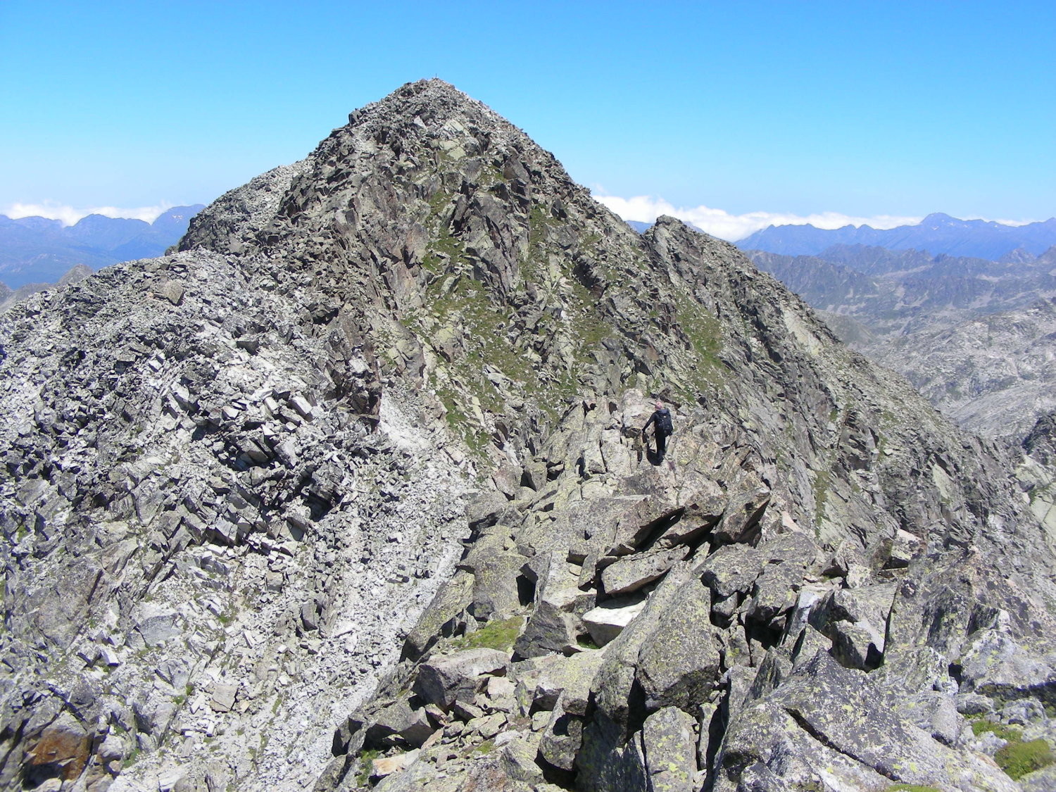 El filo rocoso entre el Pico y la Punta Alta de Comalesbienes