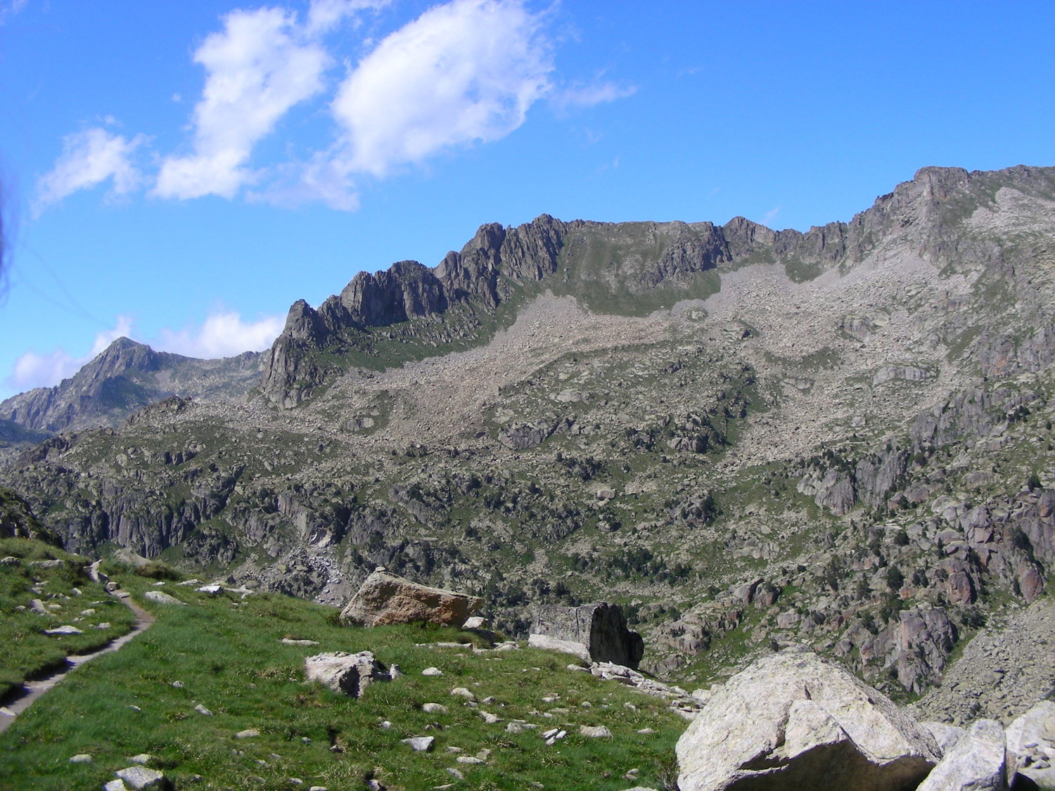 Le flanc E des aiguilles de Travessani