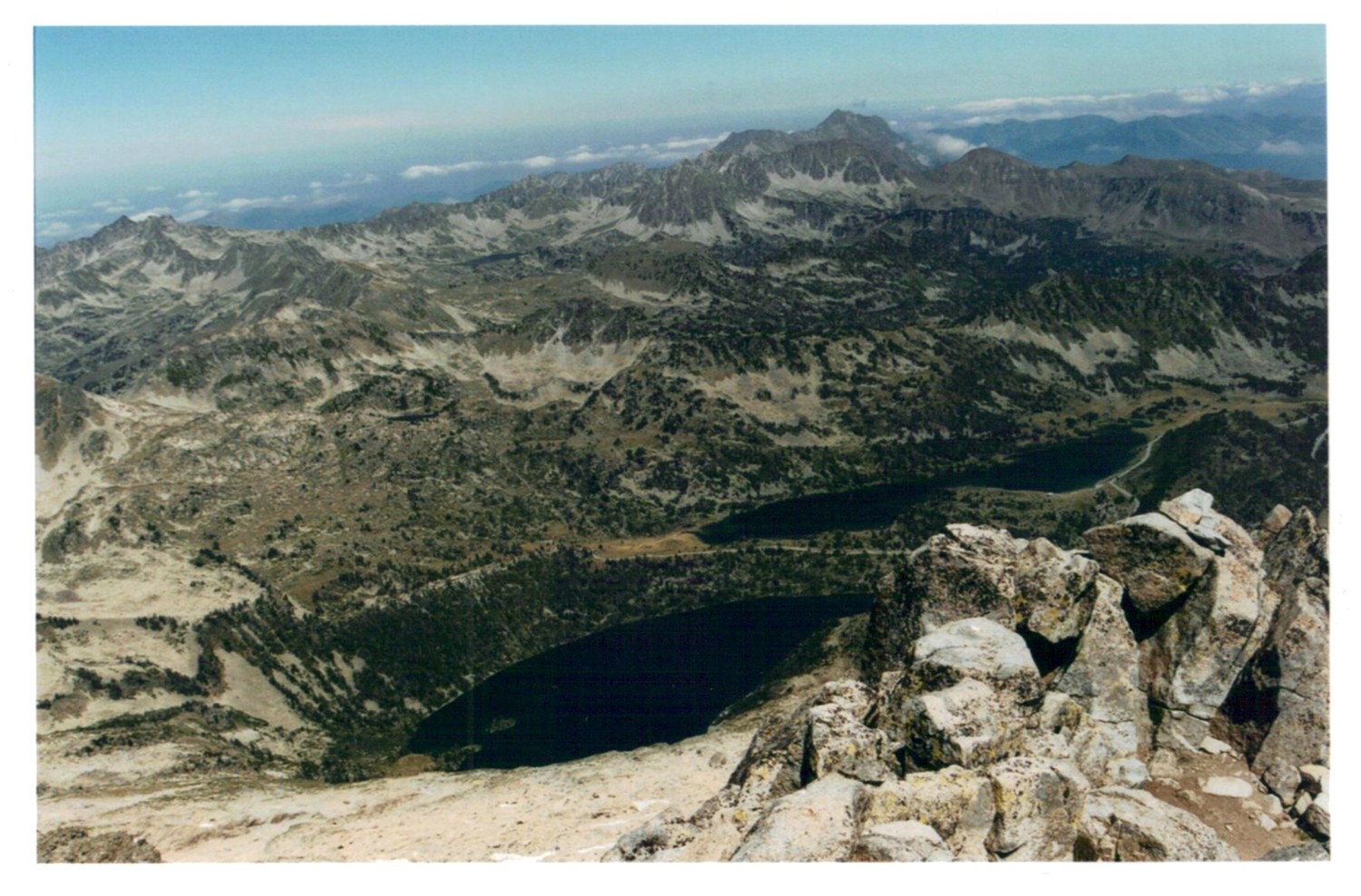 Vue plongeante sur les lacs d'Aubert et d'Aumar, depuis le sommet