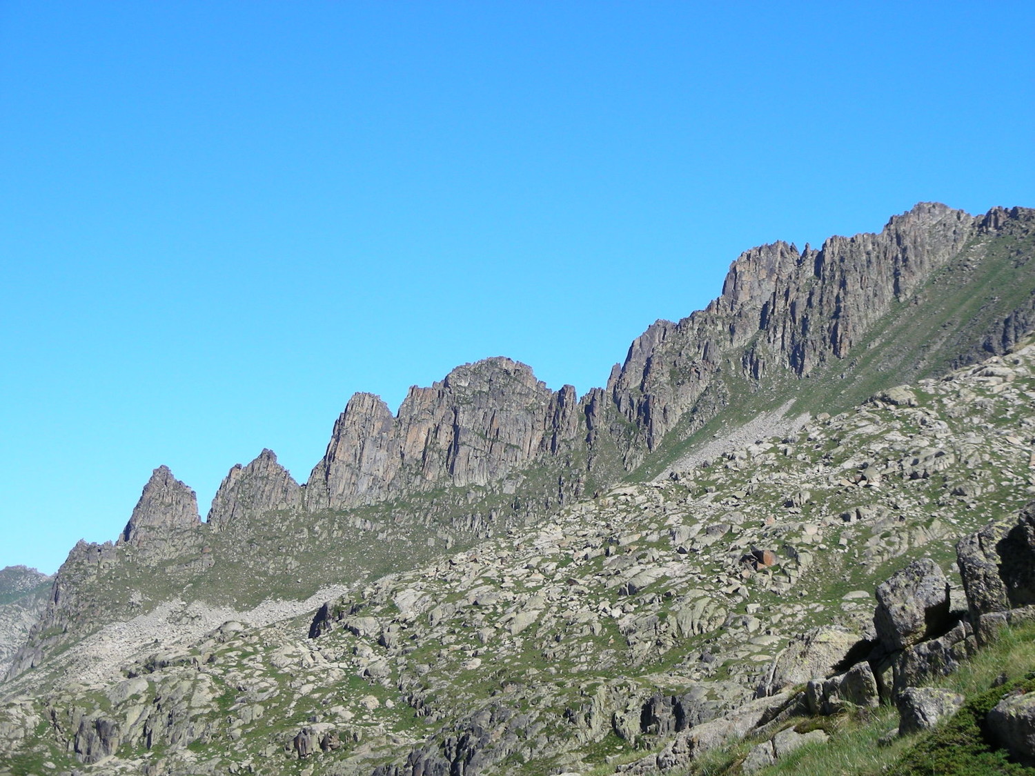 Perfil de las Agujas de Travessani (lado E)