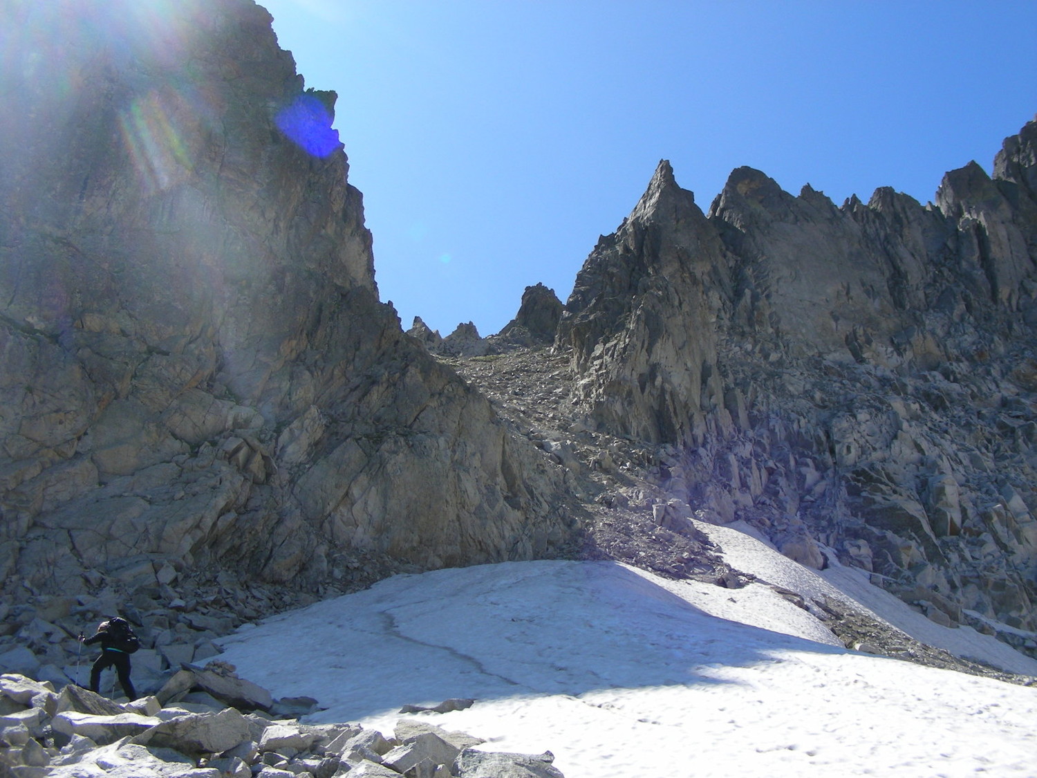 Terrain scabreux dans la brèche de Peyta déneigée