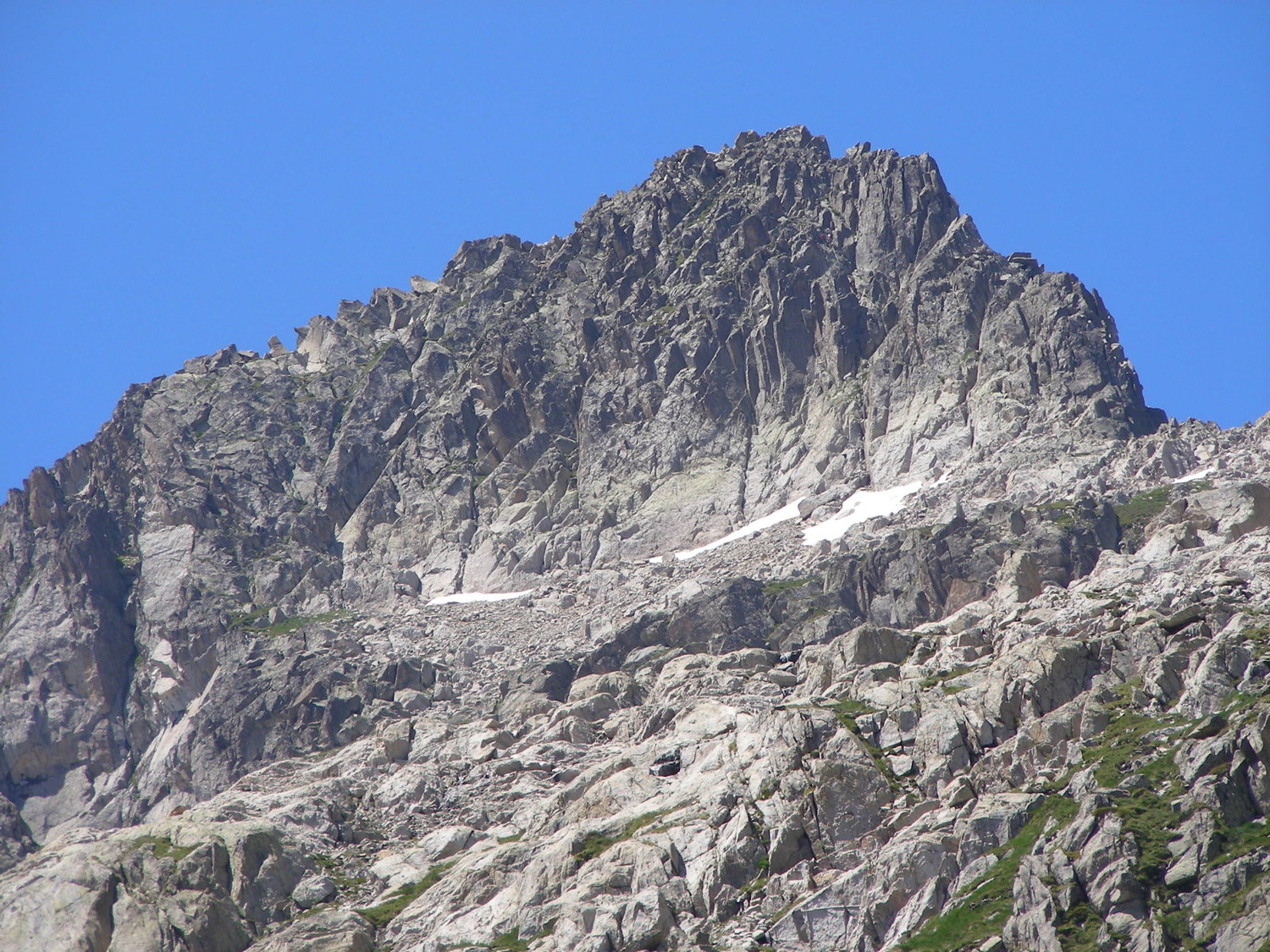 La face E du Besiberri N et profil de l'arête NE (normale)