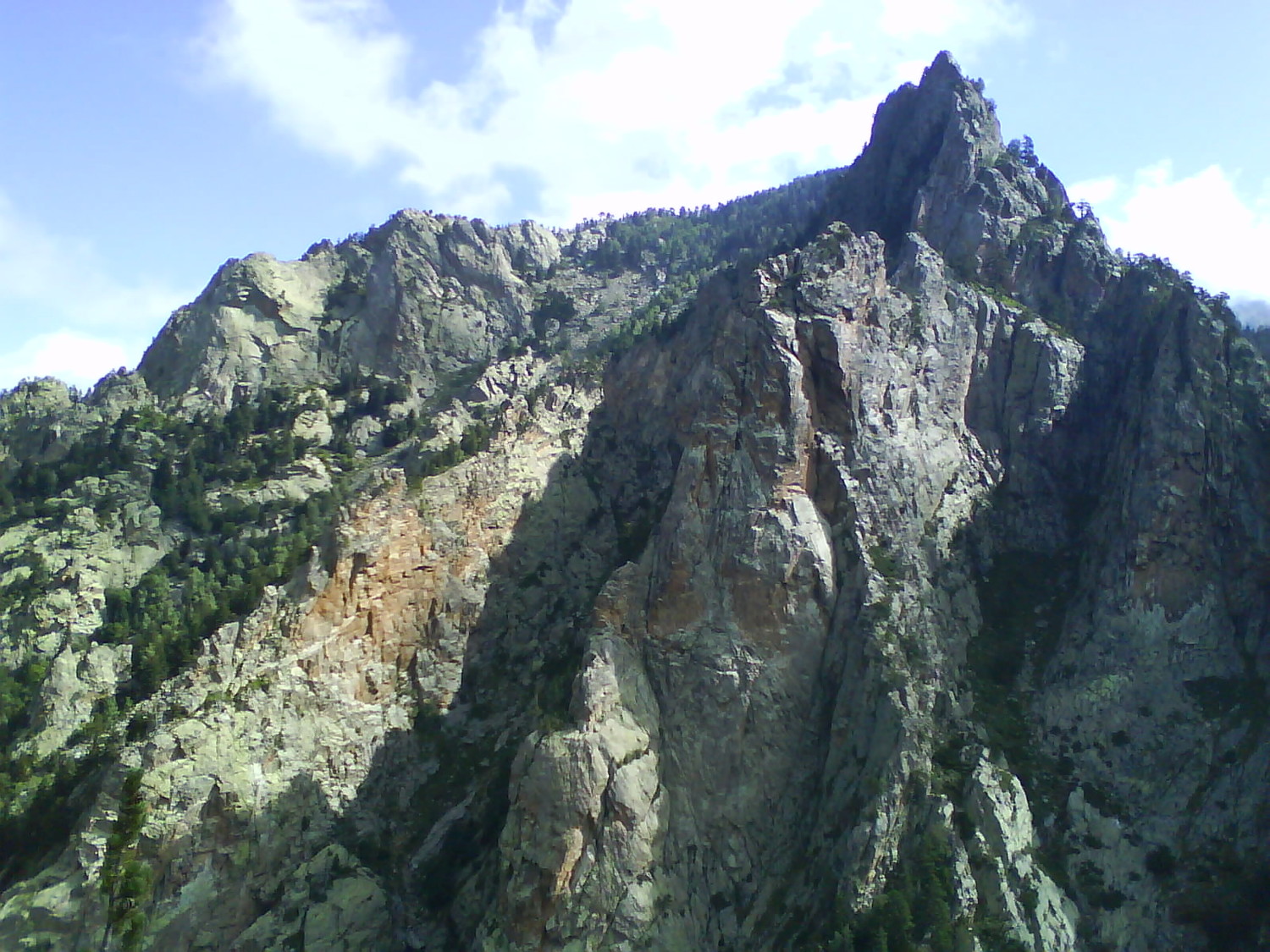 Roc de Mariailles (Notre voie à nous est bien plus à droite et derrière)