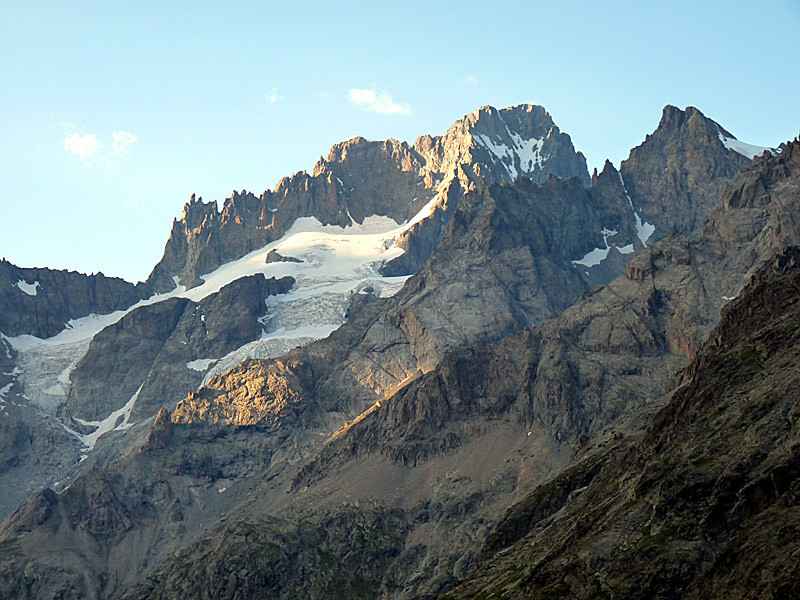 Vue sur la barre des écrins depuis le refuge de la pilatte