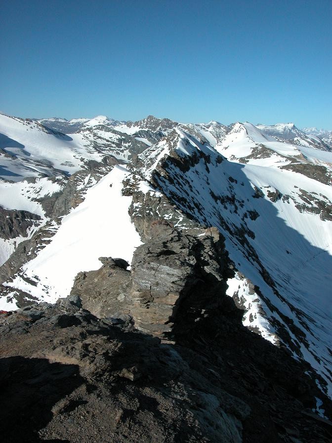 Depuis la punta Basei la traversée des arêtes, au centre la Punta Bouson, au fond la pointe de la Galise