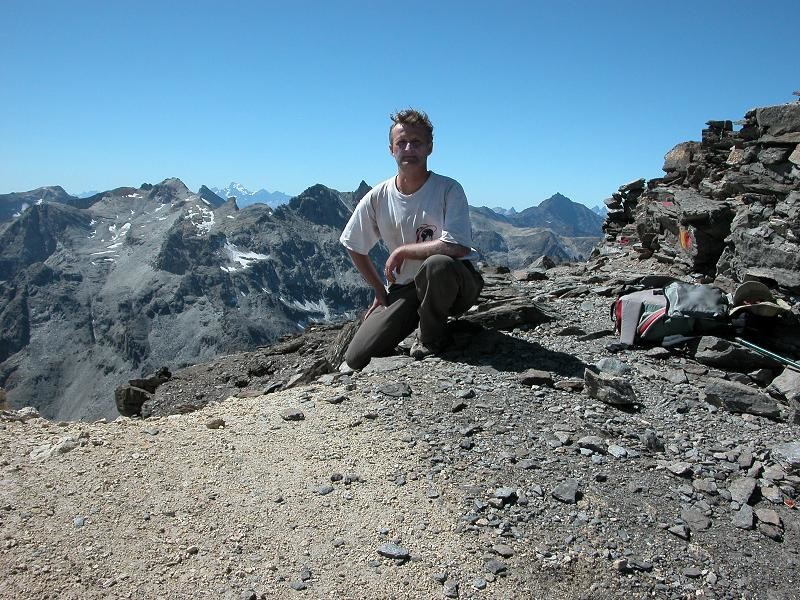 Riri sur le Monte Giusalet, la barre des Ecrins au fond